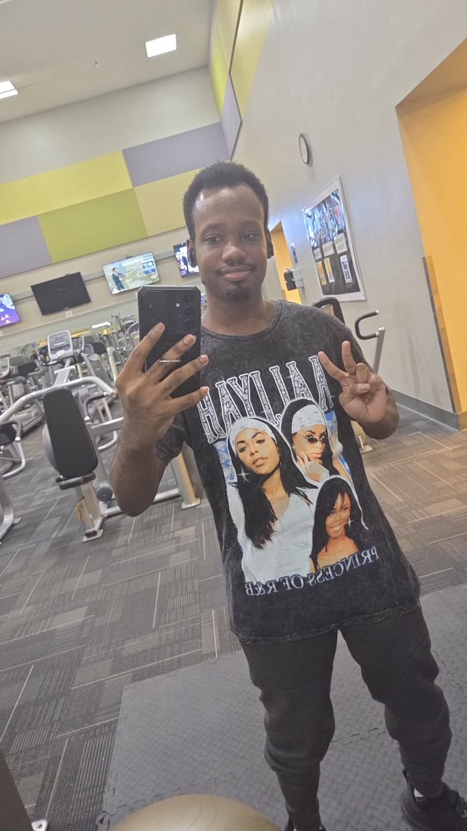 thefierylion's tweet photo. I'm lovin my Aaliyah shirt! One of my fav R&B icons๐๐ซถ๐พโจ๏ธ #Aaliyah #PrincessOfRnB #HappyBirthdayAaliyah https://t.co/bNyt1oif3j