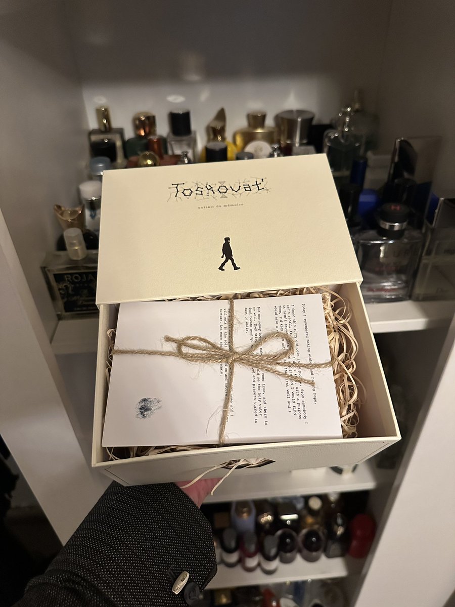 Toskovat Empty Wishes Well 🪙🌧️

هذا العطر من براند Toskovat

براند فني  يتكلم  عن قصص أكثر من إنه يسوي روائح عادية

كل عطر عندهم عبارة عن ذكريات + مشاعر + مشهد سينمائي

فكرة العطر : 
كأنك ترمي عملة في بئر أمنيات  لكن البئر فاضي وبعدها ينزل مطر على أرض ناشفة ويطلع ريحة التراب