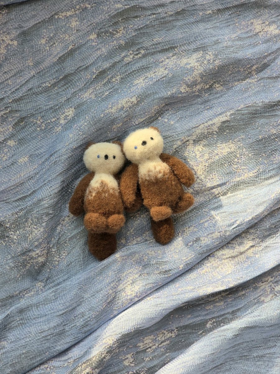 holololo81801's tweet image. 해달들은 떠내려가지 않기 위해 서로 손을 붙잡습니다 #어바등