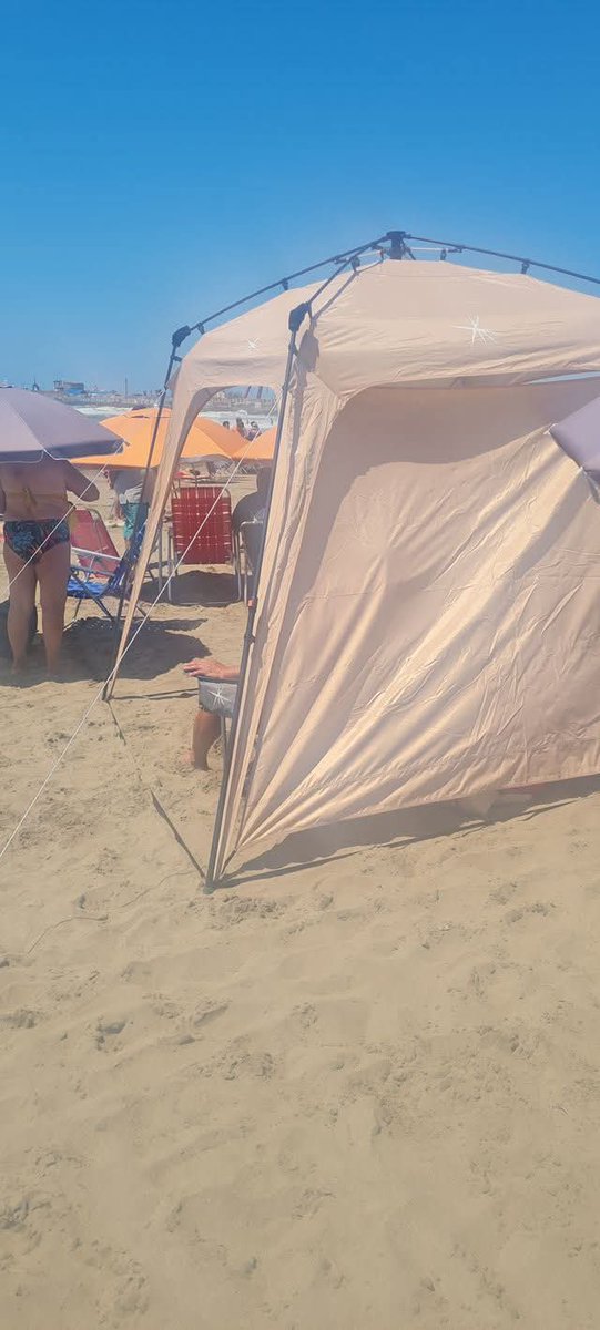 chinitaliberal's tweet image. De verdad te vas a llevar una carpa de camping a la playa? La crotez no tiene límites.