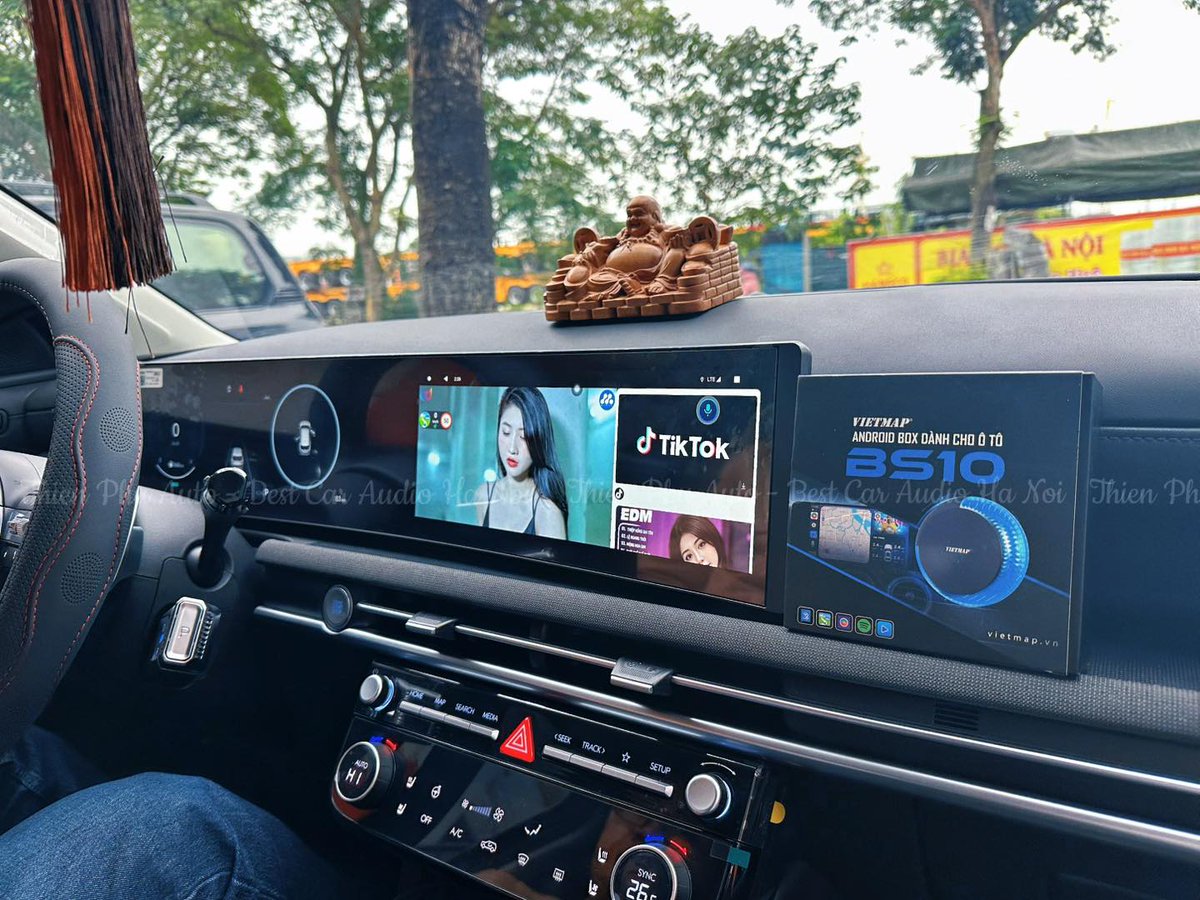 autothienphu's tweet photo. Xe đã đẹp mà màn hình vẫn “hiền hiền” thì khác gì cà phê xịn uống bằng ly nhựa 😄
Gấp đôi visual với sự kết hợp ăn ý giữa Android Box BS10 và Hyundai Tucson 2025. Xe đỉnh thì trải nghiệm cũng phải chất cho xứng tầm. Hành trình sẽ thú vị hơn khi có đúng “cạ cứng” đồng hành tại 𝗧𝗛𝗜𝗘̂𝗡 𝗣𝗛𝗨́ 𝗔𝗨𝗧𝗢 🎉

📱 Biến màn hình zin thành Android thông minh, giữ nguyên màn hình nguyên bản, không thay màn, không cắt dây, không ảnh hưởng bảo hành.
⚡ Cấu hình RAM 6–128GB mạnh mẽ, chip hiệu năng cao cho thao tác mượt mà, mở app nhanh, đa nhiệm ổn định, không giật lag.
🗺 Tích hợp VietMap Live Pro & Google Maps, dẫn đường chuẩn giao thông Việt Nam, cảnh báo tốc độ – giao thông thông minh, cập nhật dữ liệu liên tục.
🎶 Giải trí đầy đủ YouTube, Zing MP3, Spotify, Netflix… thoải mái nghe nhìn khi dừng xe.
📶 Kết nối 4G/5G, WiFi tiện lợi với SIM độc lập, online mọi lúc mọi nơi.
🗣 Điều khiển giọng nói tiếng Việt, hạn chế thao tác tay, tăng an toàn khi lái xe.
🔄 Hỗ trợ Apple CarPlay & Android Auto (không dây/có dây tùy xe).
🔧 Plug & Play đúng chuẩn giắc zin, lắp đặt gọn gàng, thẩm mỹ cao, bảo hành chính hãng tại 𝗧𝗛𝗜𝗘̂𝗡 𝗣𝗛𝗨́ 𝗔𝗨𝗧𝗢.

💪 “Bạn trao niềm tin – Thiên Phú Auto trao lại trải nghiệm lái hoàn toàn khác biệt.” 🤩