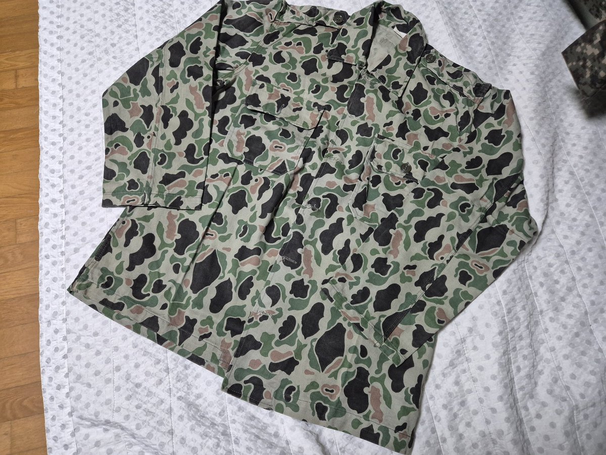 새것 상태의 사제 예비군 덕헌터 전투복입니다

사제인게 좀 아쉽지만 이렇게 큰 사이즈는 꽤 보기 어려워서 마음에 듭니다

바지까지 구하면 그때 한번 제대로 세팅해볼 생각입니다