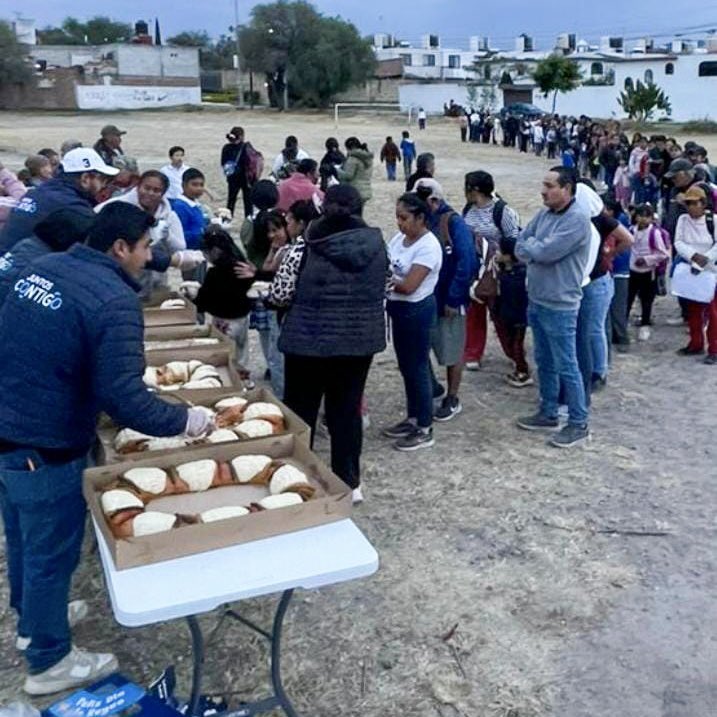 Cerramos el día en el Barrio de la Cruz, en San Juan del Río, compartiendo la tradicional partida de rosca en un ambiente de cercanía y convivencia.
