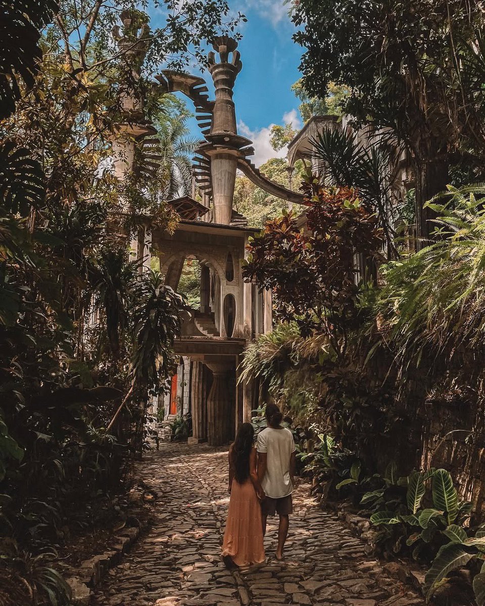 En 1940, un escultor inglés llegó a la selva de la Huasteca potosina y quedó obsesionado con lo que vio. La vegetación era tan exuberante, tan desbordada, que decidió no dominarla… sino construir con ella.

Así nació este lugar imposible. Columnas sin techo, escaleras que no