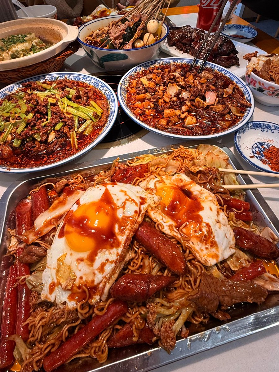 danbob9871's tweet photo. ¨̮ ᴴᴬᵛᴱ ᴬ ᴳᴼᴼᴰ ᵀᴵᴹᴱ☻ 肚子饱饱，快乐满满 🍜 https://t.co/xxdlo10ijb