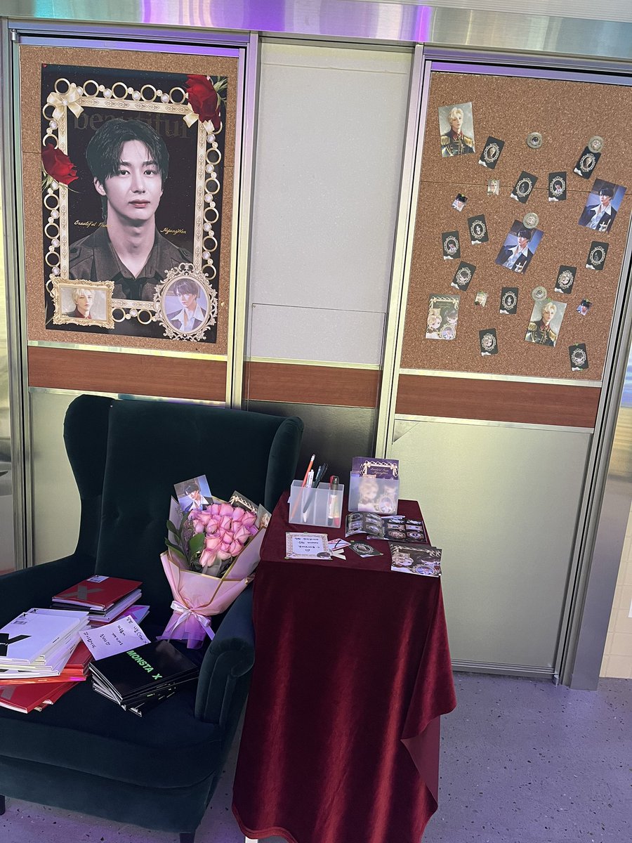 mbb595's tweet photo. 리엘이언니가 운영하는 생카에 왔어여💕💕
특전도 다 너무 예쁘고, 카페도 너무 예쁘게 꾸며놔서 보는내내 눈호강했다는..💚 곳곳마다 형어니가 있어서 너무 행복했습니당🥰 아직 못가보신 분들은 꼭 가보시길 추천드립니다!!

#아름다운_형원_탄생일
#BEAUTIFUL_PRINCE_HYUNGWON https://t.co/MFx7CXSRRb