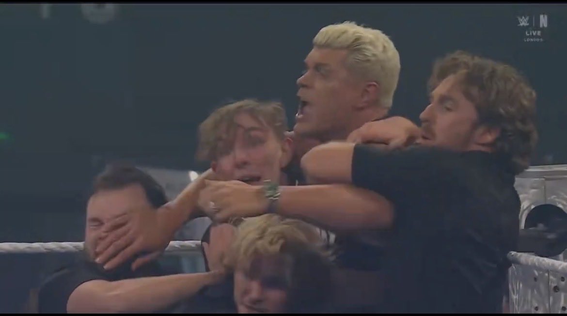 Highlight of #SmackDown our spectacular twat <a href="/CrowleyCarnival/">Mr. Charles Crowley - チャールズ・クラウリー</a> !!! I was stood in the crowd screaming “it’s Crowley, oh my fucking god it’s Crowley!” Sorry not sorry <a href="/CodyRhodes/">Cody Rhodes</a>  but our twat gets a bigger pop! #hesourtwat <a href="/WWE/">WWE</a> sign him!!!! ❤️❤️❤️