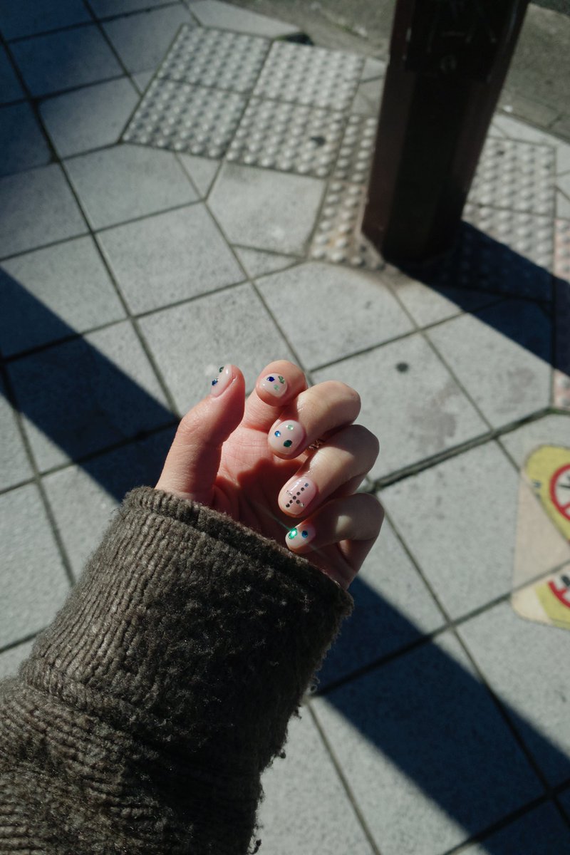 今日は東京でライブ🐇

私が勝手に好きだった人達と対バンできるの嬉しい
yobai videoもねこバイブもこみゅにけいしょんも猫を堕ろすもめっちゃ聴いてたもん！
その人たちの新バンドなんてサイコー

たぴらしくやる
ネイルも髪色もぴかっとさせた！
よろしくお願いします🍥