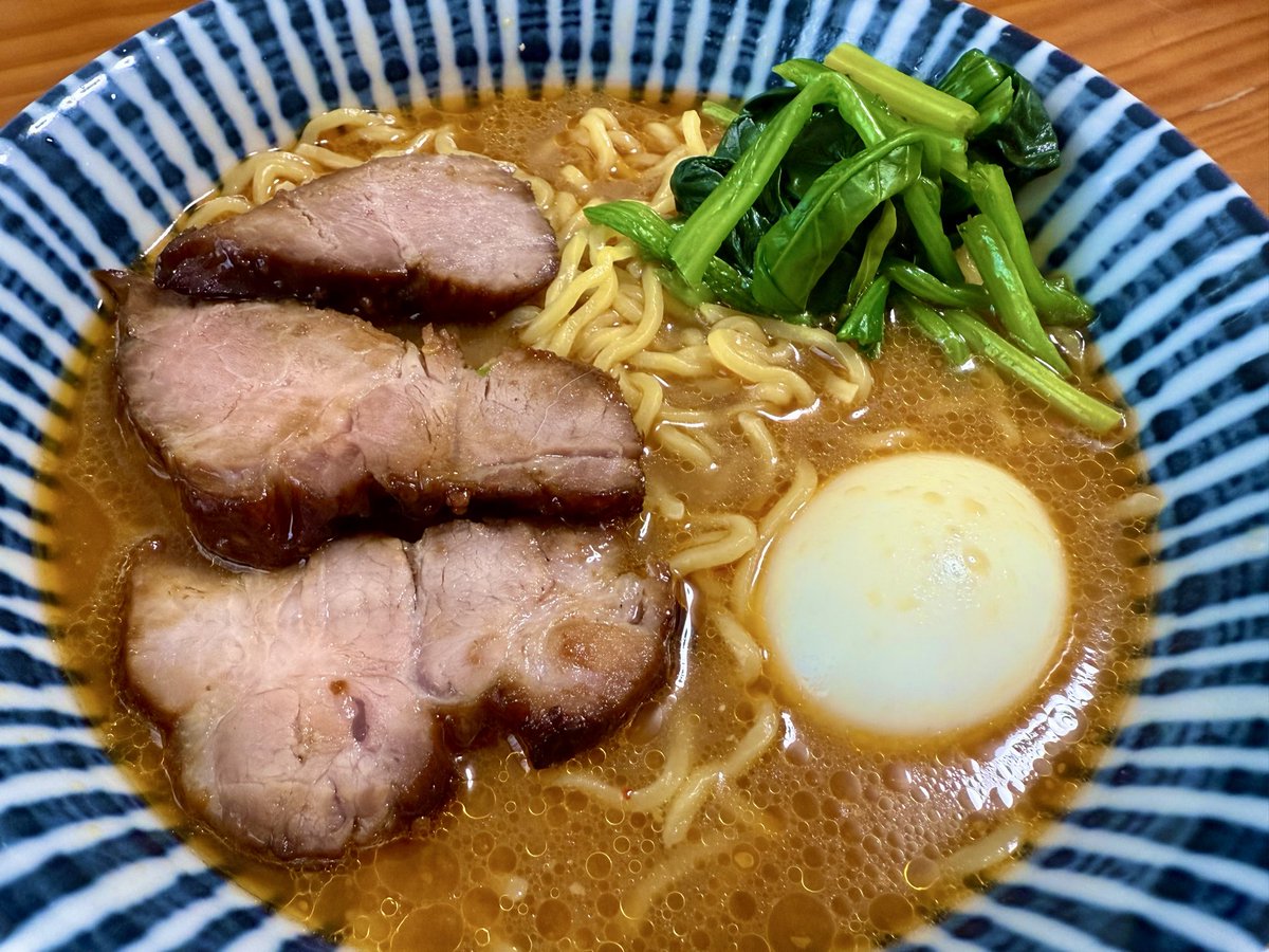 everyday_my99's tweet photo. 今朝のカミさん食堂🍴

☀︎自家製焼豚の味噌ラーメン(純蓮)

我が家ではラーメンは朝飯🍜😆

#おうちごはん #ラーメン #朝ラー #カミさん飯  #HomemadeRamen #Ramen #HomeCooking #JapaneseFood https://t.co/JmgUoEHDoK