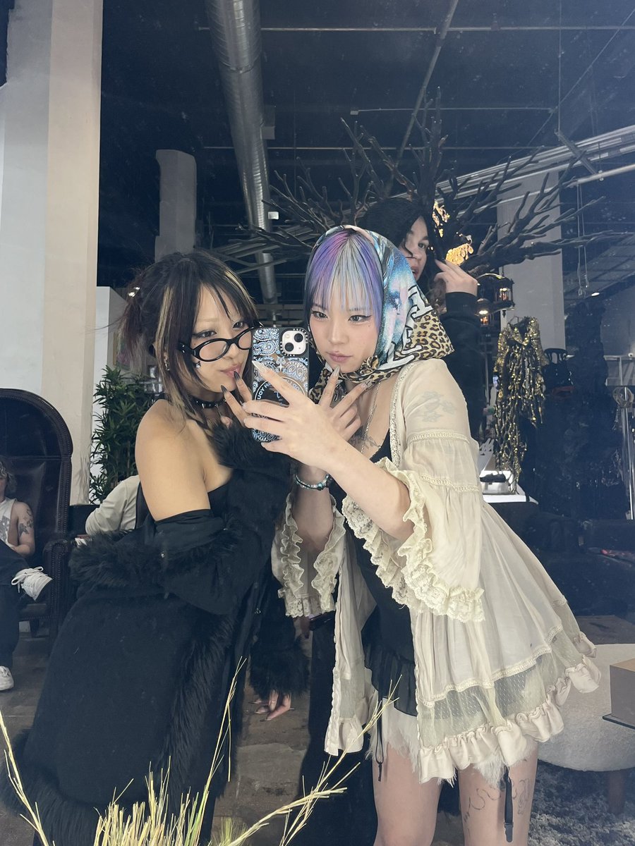 thiswillfixme's tweet image. streaming from alligator jesus’s showroom. 

grillz will fix me 💎

join.pump.fun/HSag/nng2idlu