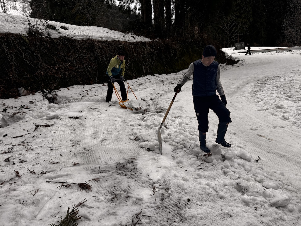 ski_me_unazuki's tweet photo. ゲレンデづくりの舞台裏/Behind the Scenes of Slope Preparation

今シーズンは降雪量が少ない状況が続いていますが、 スキー場スタッフ一同で雪入れ作業を行い、 ゲレンデおよび林道の整備を進めています。
少しでも良いコンディションでお楽しみいただけるよう、 日々工夫と努力を重ねています。
ご来場の皆さまに安全で楽しい時間を過ごしていただけるよう、 これからも準備を整えてお迎えします。
ウナ嬢さんにもご協力をいただきました!

Snowfall has been limited this season, but our team is working together to prepare the slopes day by day.
We are doing everything we can to create the best possible conditions
so our guests can enjoy a safe and fun time on the snow.
We look forward to welcoming you to the slopes!
We also received kind support from Unajyo!