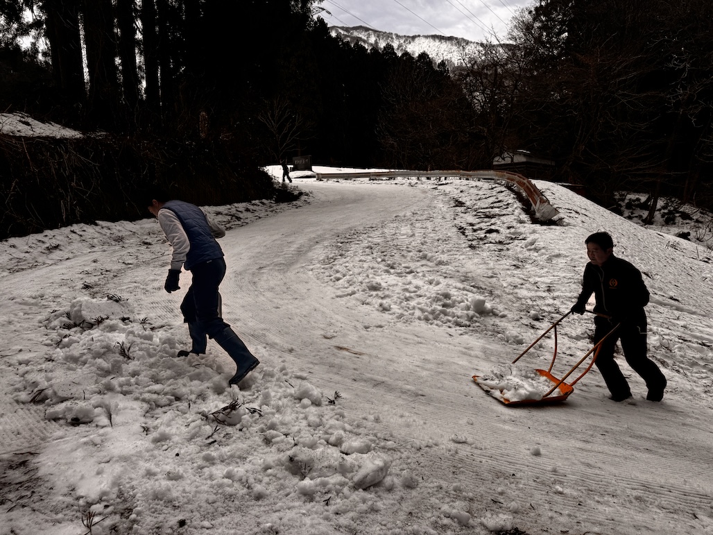 ski_me_unazuki's tweet photo. ゲレンデづくりの舞台裏/Behind the Scenes of Slope Preparation

今シーズンは降雪量が少ない状況が続いていますが、 スキー場スタッフ一同で雪入れ作業を行い、 ゲレンデおよび林道の整備を進めています。
少しでも良いコンディションでお楽しみいただけるよう、 日々工夫と努力を重ねています。
ご来場の皆さまに安全で楽しい時間を過ごしていただけるよう、 これからも準備を整えてお迎えします。
ウナ嬢さんにもご協力をいただきました!

Snowfall has been limited this season, but our team is working together to prepare the slopes day by day.
We are doing everything we can to create the best possible conditions
so our guests can enjoy a safe and fun time on the snow.
We look forward to welcoming you to the slopes!
We also received kind support from Unajyo!