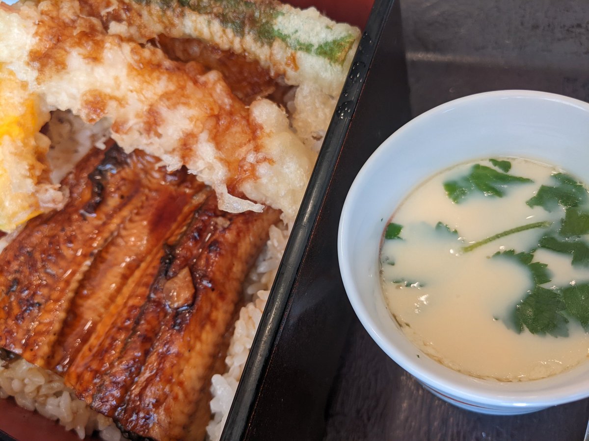 今年初

初鰻の初天丼

のハーフ&amp;ハーフ😆

#華屋与兵衛