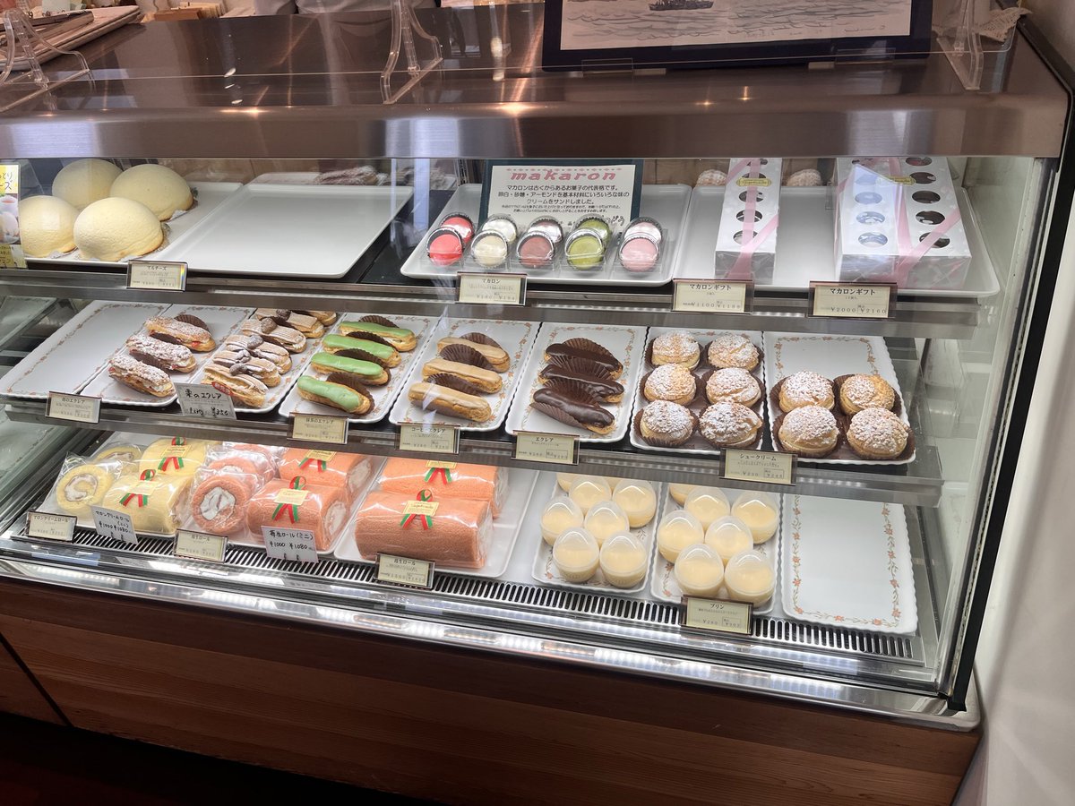 fugetsudo1031's tweet photo. ショーケースにキラキラ✨
ケーキ🎂🍰🧁たくさん
並んでます‼️

イートインも是非 https://t.co/VKfZ84Hunv