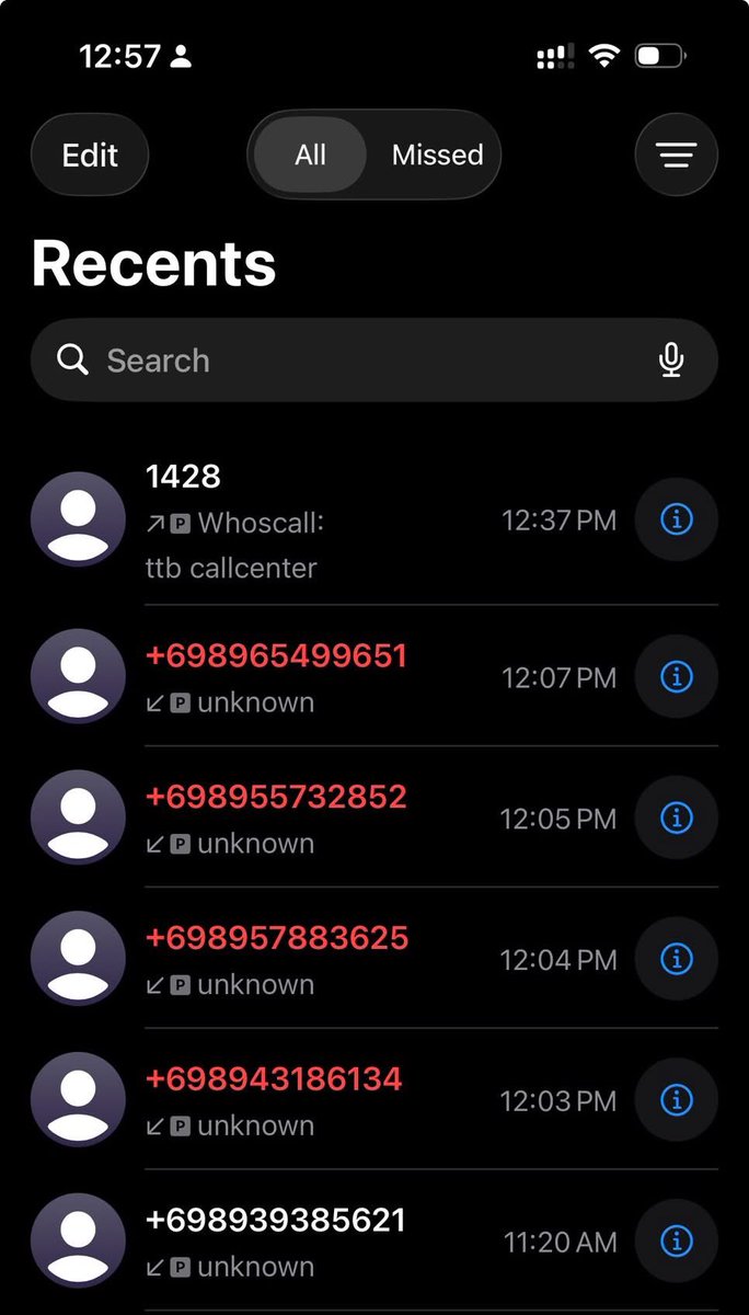 LittleBirbMame's tweet image. ตามอ่านเคสนี้แล้วแบบเออ คนมันถึงโดนมิจฉาชีพหลอกกันหมด

สั้นๆ คือ จขกท โดนมิจโทรมาหลอก แต่หลอกไม่สำเร็จ มิจขู่ว่าจะอายัดบัญชีเขา เขาก็ขำๆ เพราะรู้ว่าทำอะไรไม่ได้จริง

แต่ไอ่มิจ โทรไปแจ้งธนาคารว่าโทรศัพท์หาย ให้ล็อคแอพธนาคาร แล้วธนาคารก็เชื่อมิจ ล็อคแอพในโทรศัพท์เขาไปเลย…