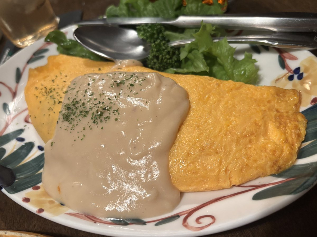 昨晩は、銀座のダイニングバー、ハーバーインさんへ。誘っていただいた飲み友が32年通っている、古き良き銀座の雰囲気を味わえるお店。
ピアノの生演奏の中、お互い通っている酒場、旅行やライブの話などで盛り上がる。
#古典酒場部
#酒場好き
#銀座