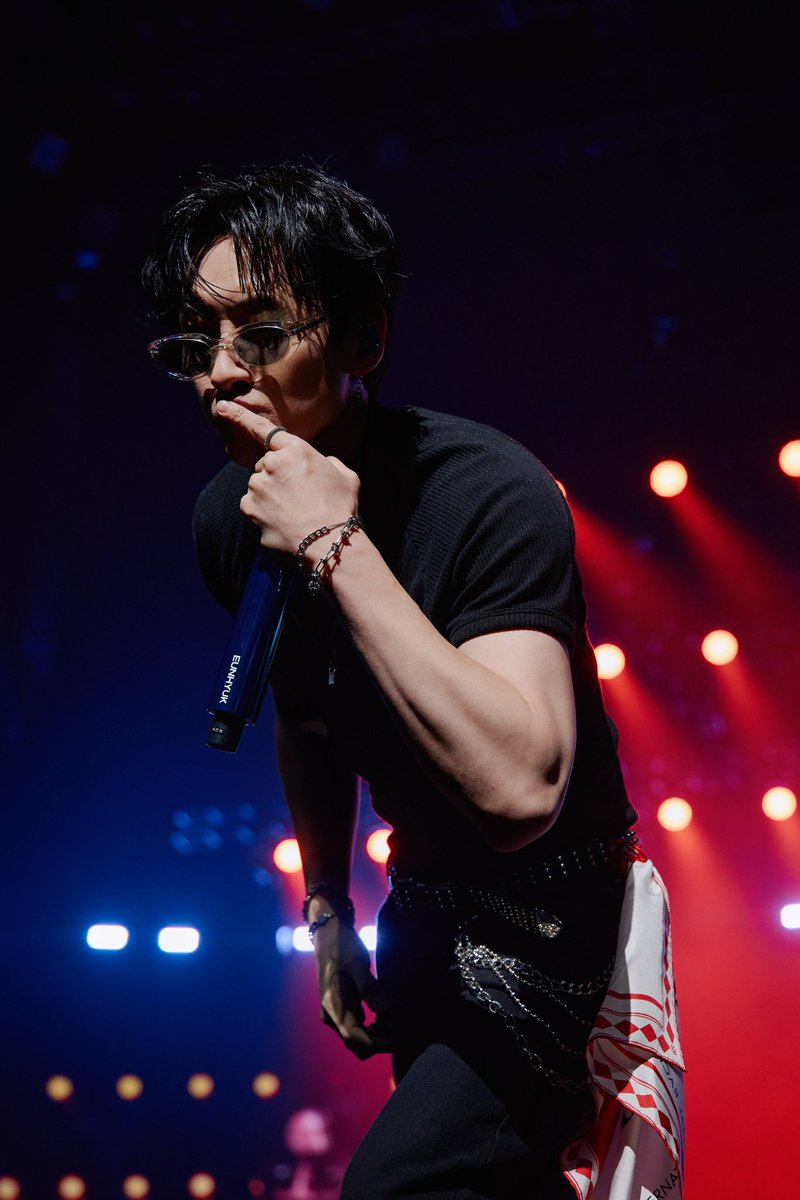 hyukjaesweet's tweet photo. No te puedo creer que sean la misma persona JDKFKDKSKS 😭☝🏻 https://t.co/WUY5nK7JgP