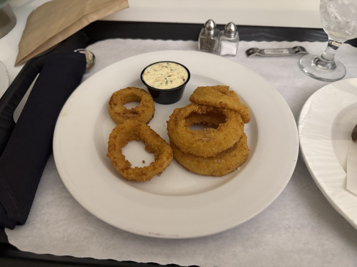 wrmead's tweet image. This is a “Tower of Onion Rings” according to a Hilt*n hotel in Miami.