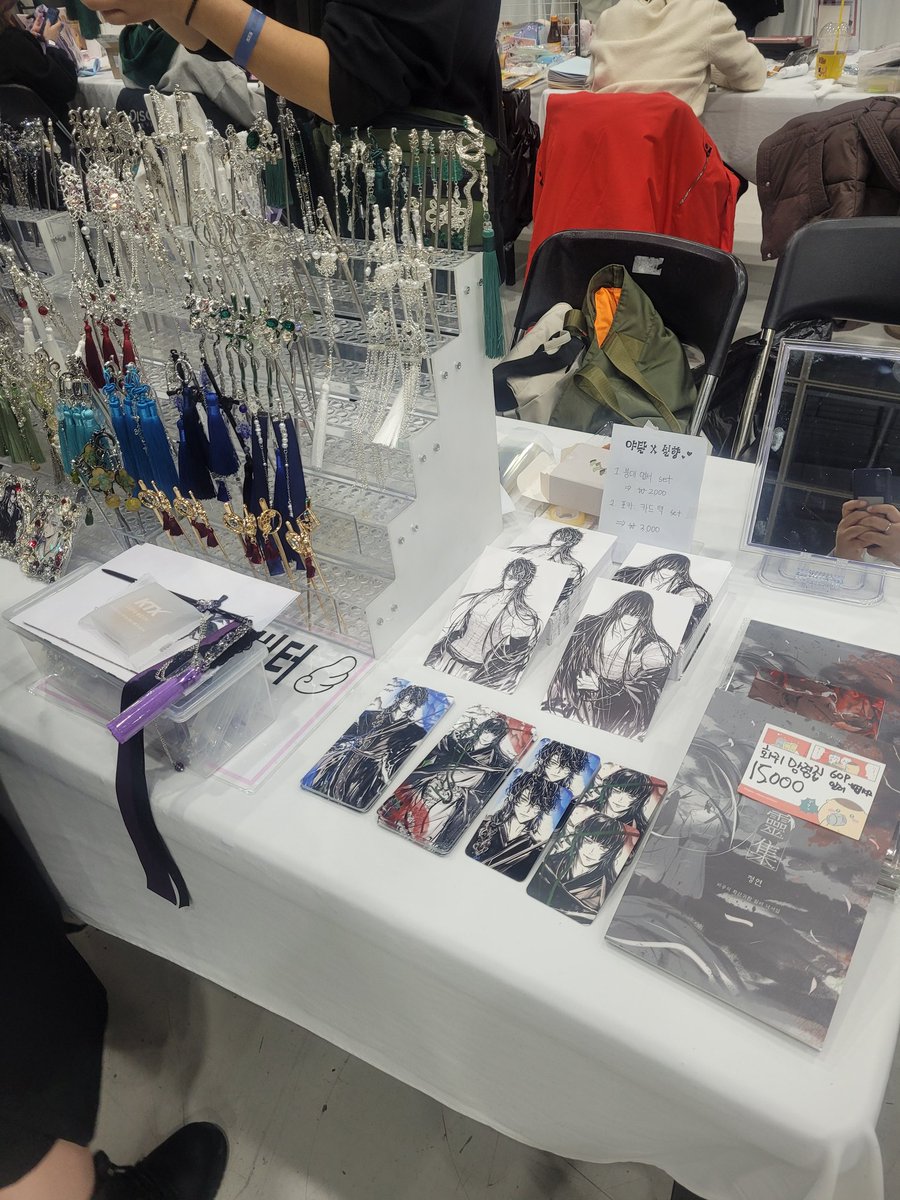 ddalgibutter's tweet photo. 재밌는 회지 무료배포중이니까 많이 와주세요^^
그리고 저희 딸기버터 자캐 카드랑 엽서도  많이많이 보러 와주세요~
#디페스타 #1월 #딸기버터 #화산귀환 #천관사복 #비녀 https://t.co/nZfvYMzpDk
