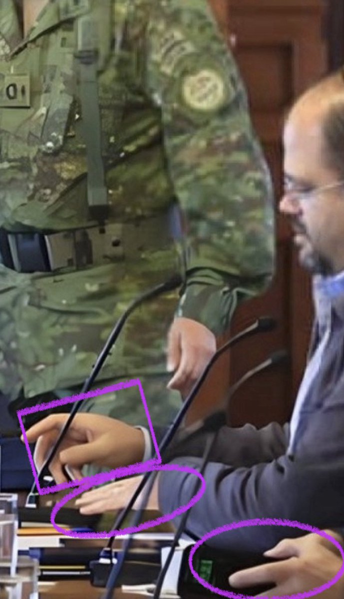 ErnstPazmi's tweet image. Ya sabíamos que era un muñeco, pero de ahí a meterle en sus puestas en escena con Inteligencia Artificial ya rebasa lo insultante… 

Pero sigan así, van perfecto !