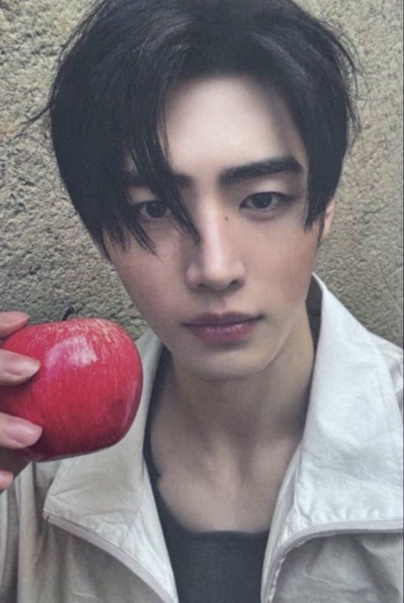 jjongcons's tweet image. apple hoon in 2020 vs 2026 i’m going to cry