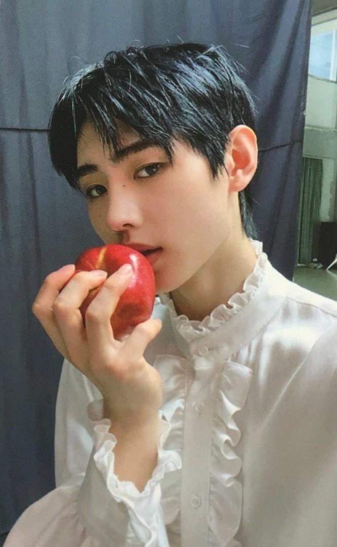 jjongcons's tweet image. apple hoon in 2020 vs 2026 i’m going to cry