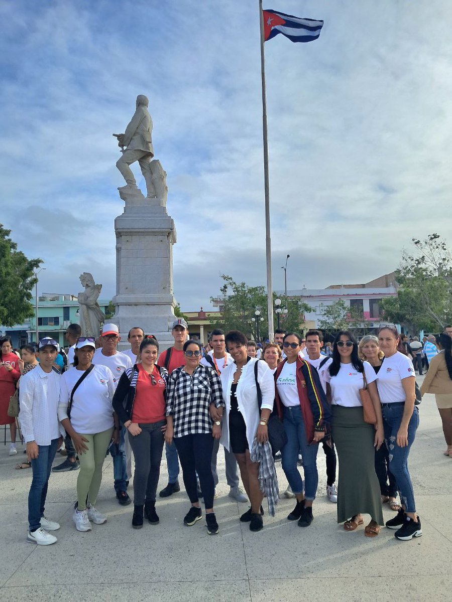 Los trabajadores de nuestra División, nos concentramos en el parque Mayor General Calixto García, para desde el Museo Provincial La Periquera, rendir  homenaje póstumo a nuestros 32 combatientes caídos en acto criminal de terrorismo cometido por Estados Unidos en Venezuela.