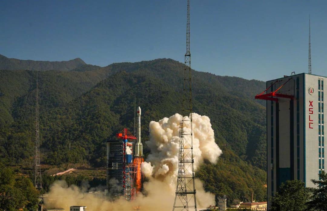 SolidBoosters2's tweet photo. A Long March-3B (CZ-3B) launched from Xichang carrying the SJ-32 satellite on Jan 17, 00:55 CST (10:25 PM IST, Jan 16). The rocket experienced an anomaly during flight, resulting in a launch failure. The cause is under investigation. #CZ3B #China #SpaceNews #SJ32 https://t.co/hXi7zhdRS2