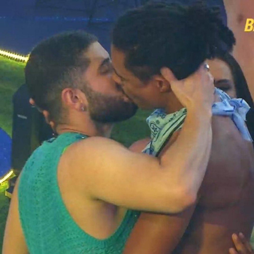 SeriesBrasil's tweet image. UM CASAL GAY PROTAGONIZANDO O PRIMEIRO BEIJO DA EDIÇÃO! VIVA OS GAYS! 🏳️‍🌈 #BBB26