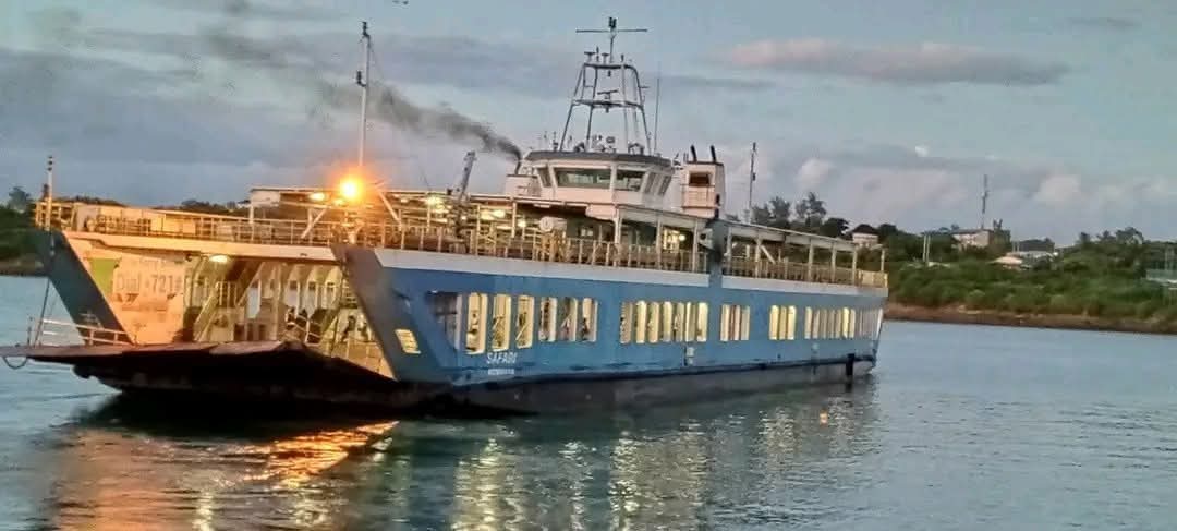 Morning peak,
Three ferries are at your service at the #likonichannel .
Kindly adhere to our safely protocols for a safe crossing.
Have a blessed day.
#kilindinihabour #safety #safecrossing #likoniferry #kenyaferry #PSSDTransport #Kenya_Ports #kmakenya #TransportKE #ntsa_kenya