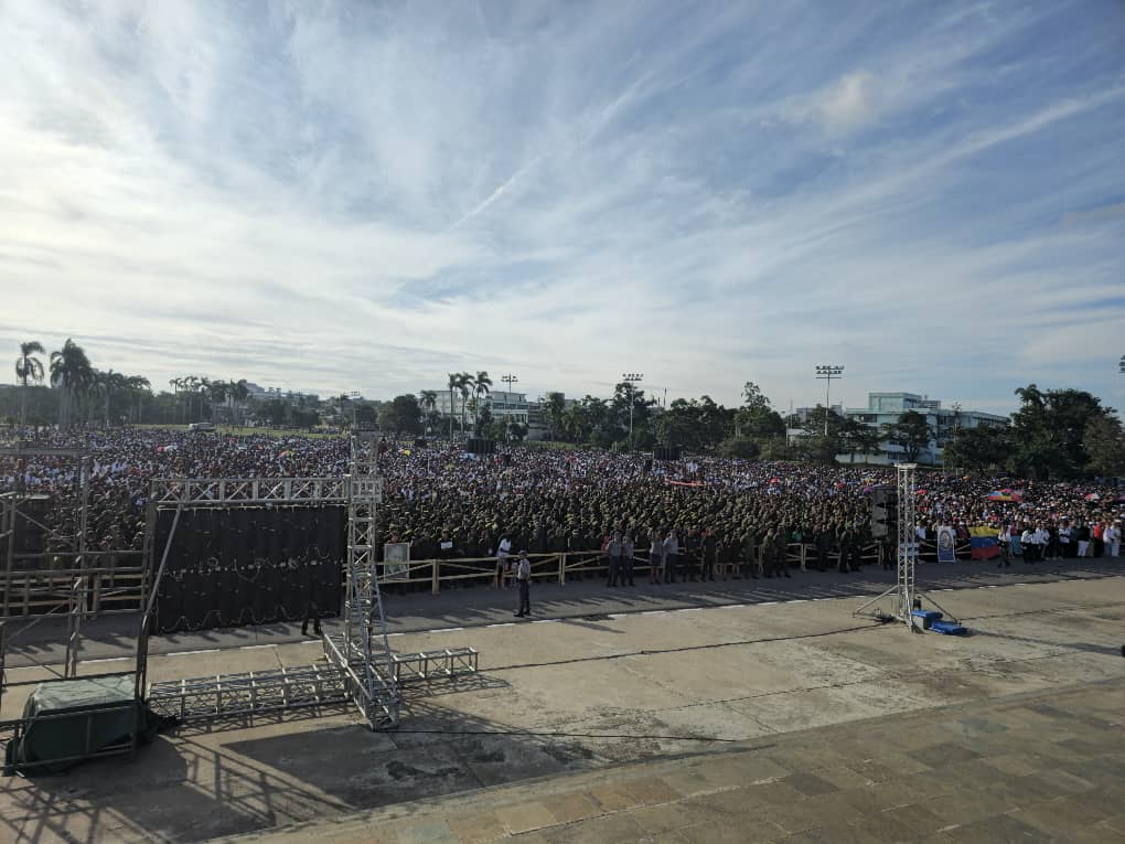 Miles de Santigueros se dieron cita en la Plaza Mayor General Antonio Maceo Grajales para rendir homenaje postumo a ocho combatientes de esta tierra que murieron defendiendo el pasado 3 de enero la soberanía de Venezuela.