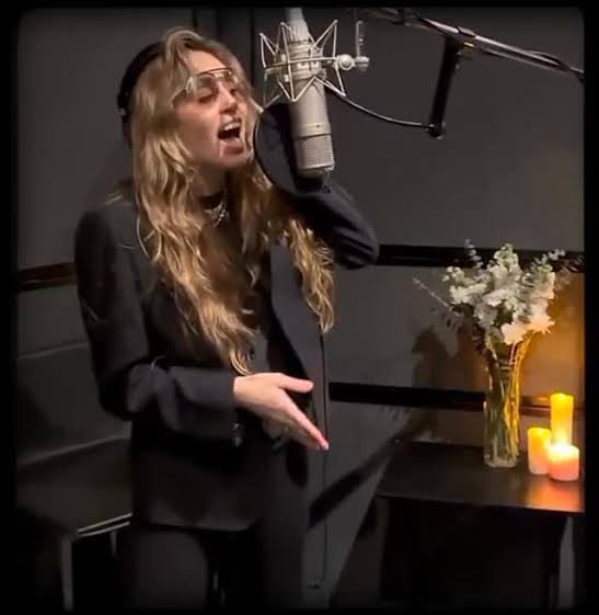 mileyplusdotcom's tweet image. NOVA VERSÃO DE “LIGHT OF A CLEAR BLUE MORNING” DE DOLLY PARTON COM MILEY É LANÇADA 

📍🖥️📱Leia mais sobre esta e outras notícias no nosso site, MileyPlus! Link na bio.
.
.
.
@mileycyrus #mileycyrus #lancamento #dollyparton #queenlatifah
#laneywilson
#rebamcentire…