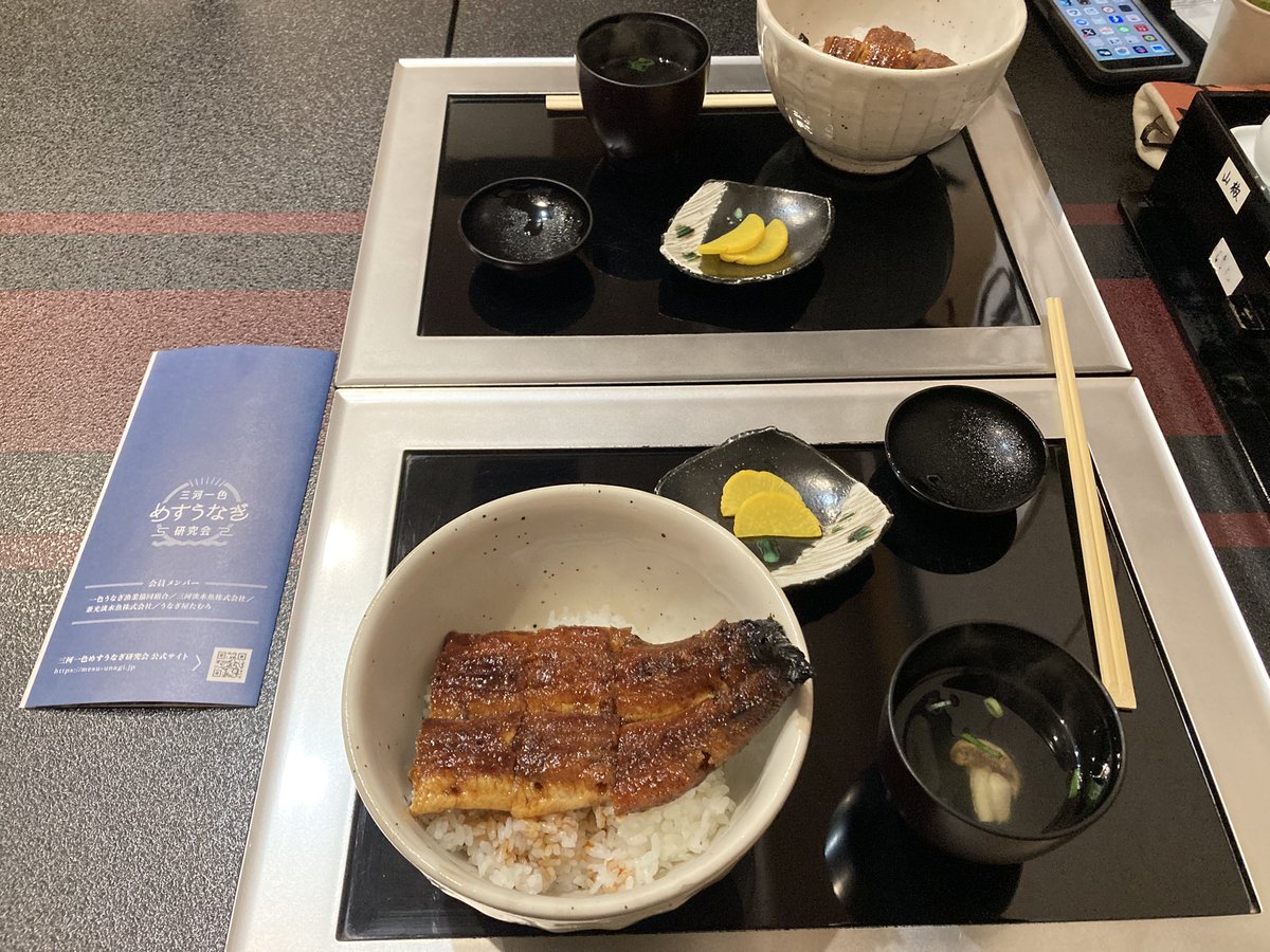 魚市場の中にある鰻屋でお昼ー！！！！ 2切れから注文できる！！私は3