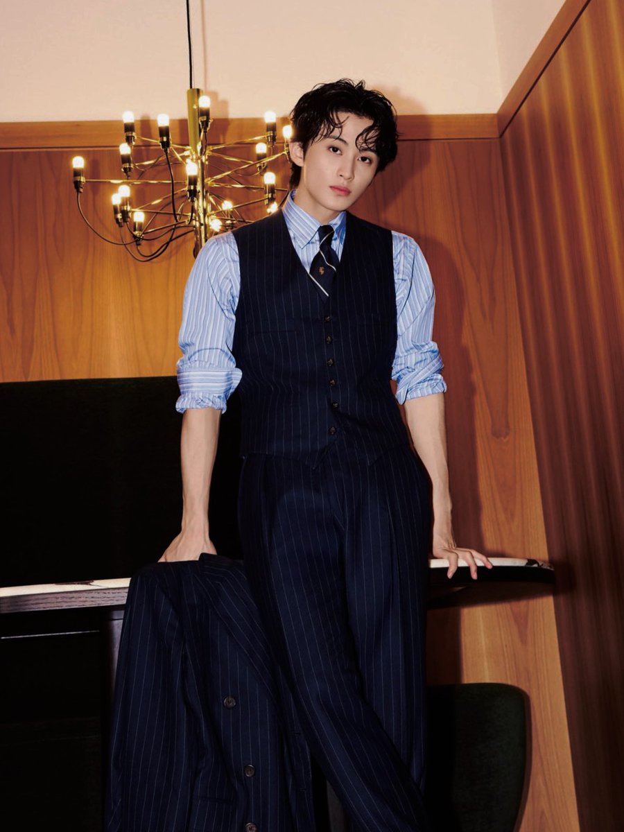 Meowwnulis's tweet image. I MEAN, LOOK AT HIS HAND?! 😳😳😳