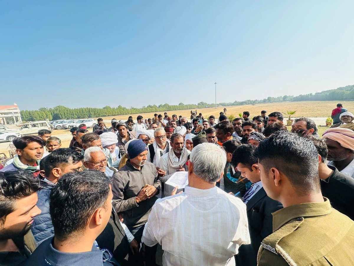 आदिवासी मीणा हाईकोर्ट (दौसा) परिसर में प्रदेश से पधारे नागरिकों की समस्याएं सुनीं और त्वरित एवं प्रभावी समाधान हेतु संबंधित अधिकारियों को निर्देशित किया