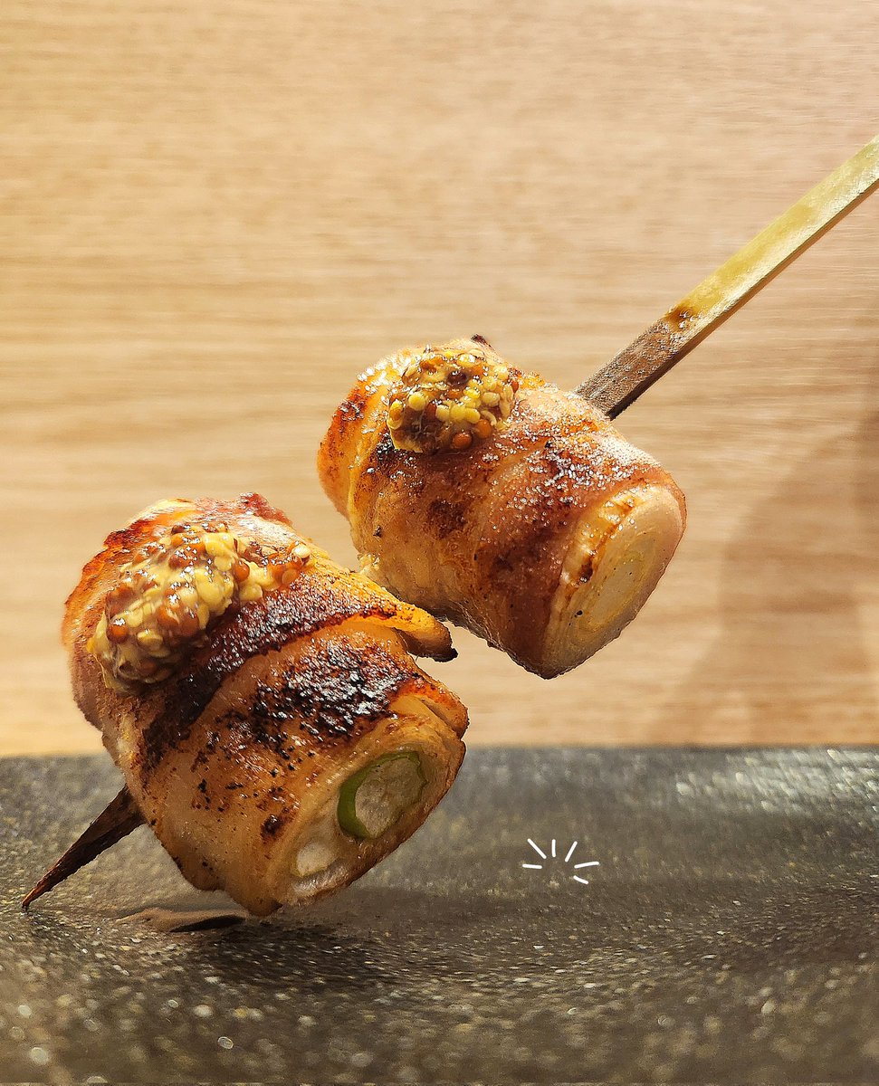 冬のねぎ。

肉に巻かれて、立場は逆転。
冬限定の実力派。
熱々なのでお気をつけて。

さてさて。
今夜もお時間合えば…
ぜひぜひ。

 #ねぎ豚巻き #粒マスタード

 #行徳 #焼鳥 #坊ちゃん #ホイス