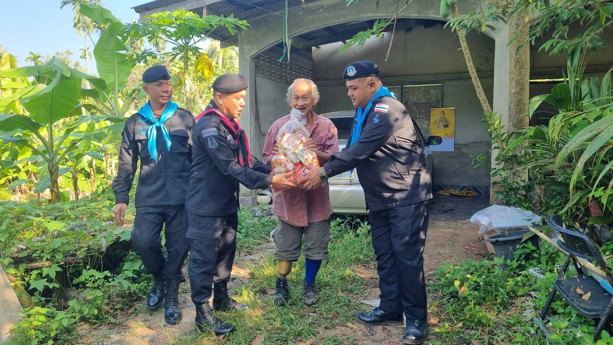 ฉก.ทพ.22 จัดกำลังพลชุดปฏิบัติการกิจการพลเรือน ลงพื้นที่พบปะเยี่ยมเยียนประชาชนและผู้สูงอายุเพื่อสอบถามความเป็นอยู่และให้คำแนะนำในการดูแลสุขภาพ พร้อมทั้งมอบถุงยังชีพ เพื่อเป็นการสร้างสัมพันธ์อันดีระหว่างเจ้าหน้าที่รัฐและประชาชนในพื้นที่ บ.ม่วงหมัง ม.5 ต.เมาะมาวี อ.ยะรัง จว.ป.น.