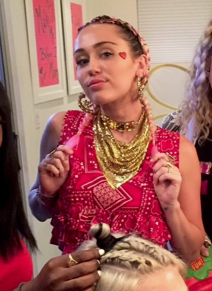 mileyplusdotcom's tweet image. FOTOS E VÍDEOS ANTIGOS E INÉDITOS DE MILEY SÃO DIVULGADOS 

📍🖥️📱Leia mais sobre esta e outras notícias no nosso site, MileyPlus! Link na bio.
.
.
.
@mileycyrus #mileycyrus #candids #photoshoot #eventos
#somethingbeautiful