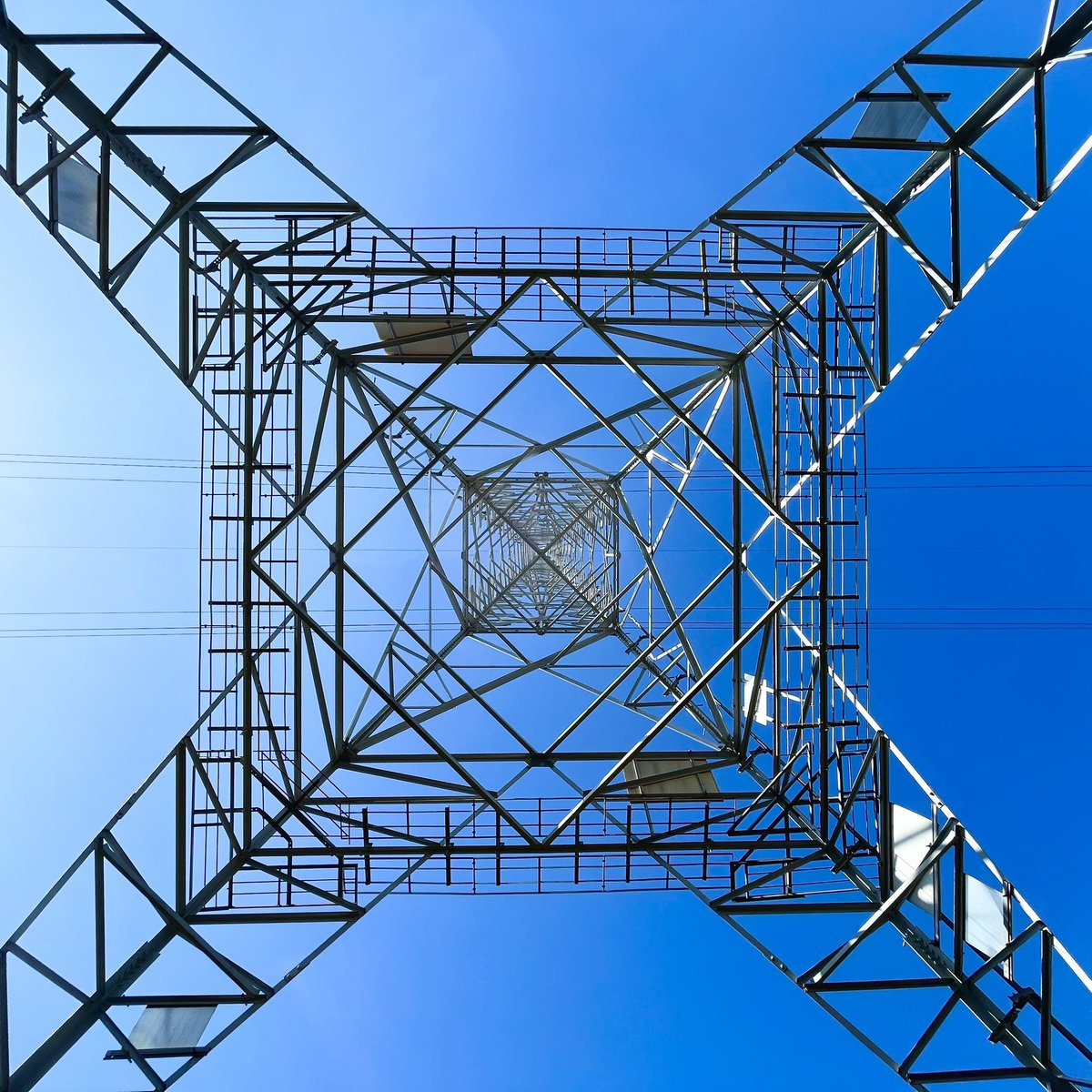 frog_frog's tweet image. 高圧線鉄塔の結界写真。レンガの高下駄を履いている！
小田急電鉄｜海老名まちづくり担当【公式】@ebina_osg さんに教えてもらった凄エモ物件。
〔世田谷区〕