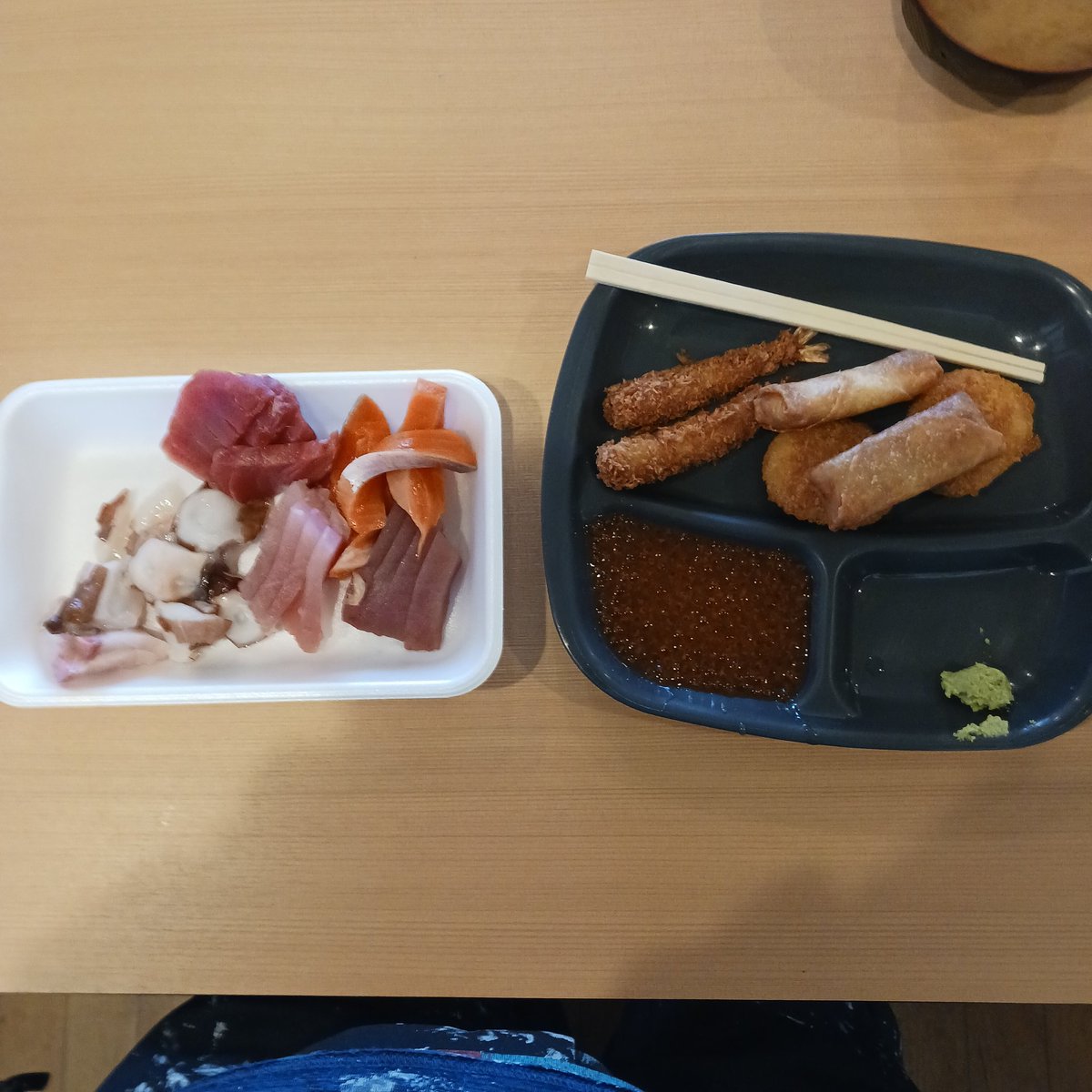 １０時半に社長に呼ばれて、飯食いに連れってもらった。(笑)
海鮮食べ放題❗
あまり食えない(笑)
良い半日だった🎵