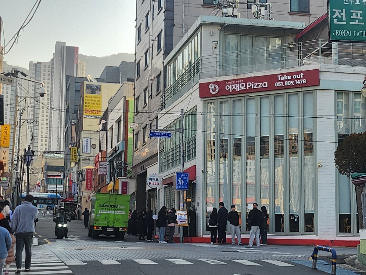 Run_Doki's tweet image. 와 이재모 피자 아침 10시ㅔ 사람들 줄 서서 기다리네. ㅋㅋㅋ 사진엔 안 보이지만 반대편도 사람들이 많아서 대략 40명은 있어 보임. 
맛있긴 한가 본데 담에 먹어봐야 겠네요.