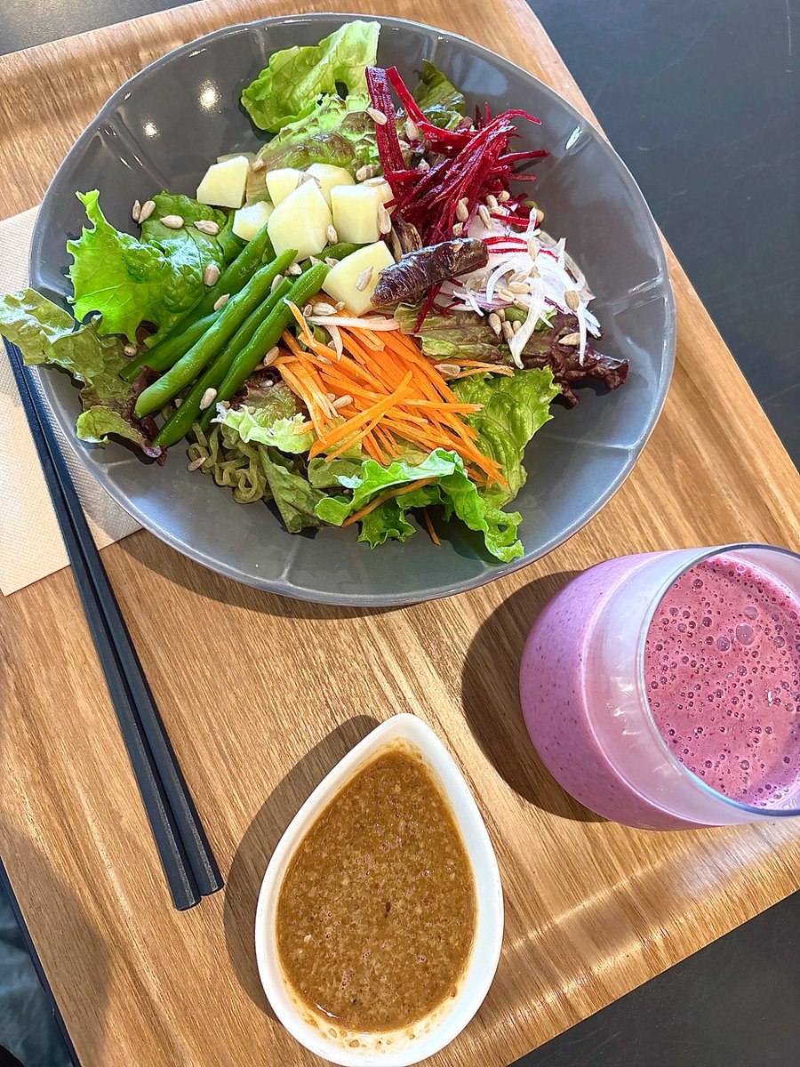 おはようございます！
今日も元気にオープンしています*ˊᵕˋ*☕️

本日のおすすめは
🥗 モロヘイヤヌードル

もっちりとした食感と、やさしい風味が特徴のモロヘイヤ麺に、彩り野菜をたっぷり添えて。

自家製ごまピーナッツドレッシングをかけると、
コクと香ばしさが加わって相性抜群です🌿