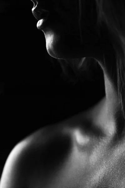 Se apagan las luces,
llega el invierno
y en las hojas d mi cuaderno,
algo se agita:
una luz q no entiende d estaciones.
Cada palabra, un faro diminuto...
El frío llega sí,
pero en mi cuarto
el fuego quema...
y me abraza...
Enciende, sílaba a sílaba,
su propio amanecer.

Amalia🌹