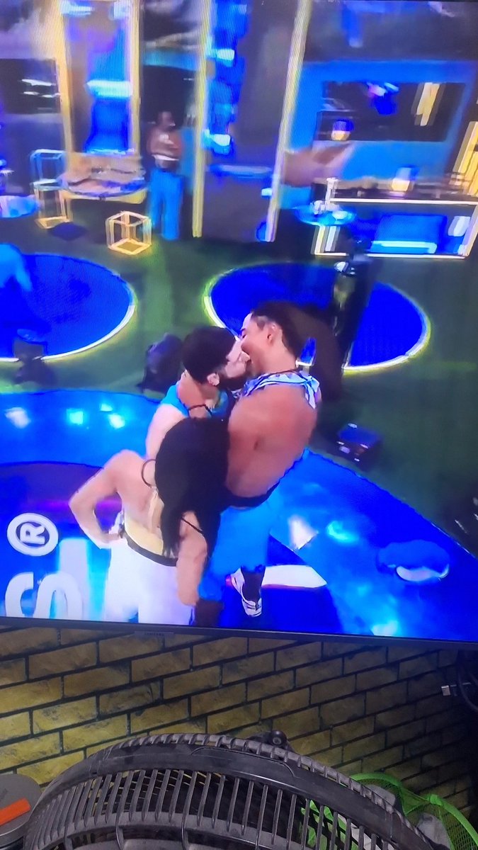 tomarantes's tweet image. Passada que o primeiro beijo ja saiu!!!

#BBB26 #BBB #RedeBBB