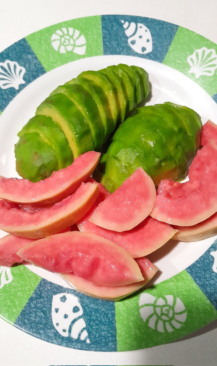 Alpukat dan jambu biji yang terlalu matang