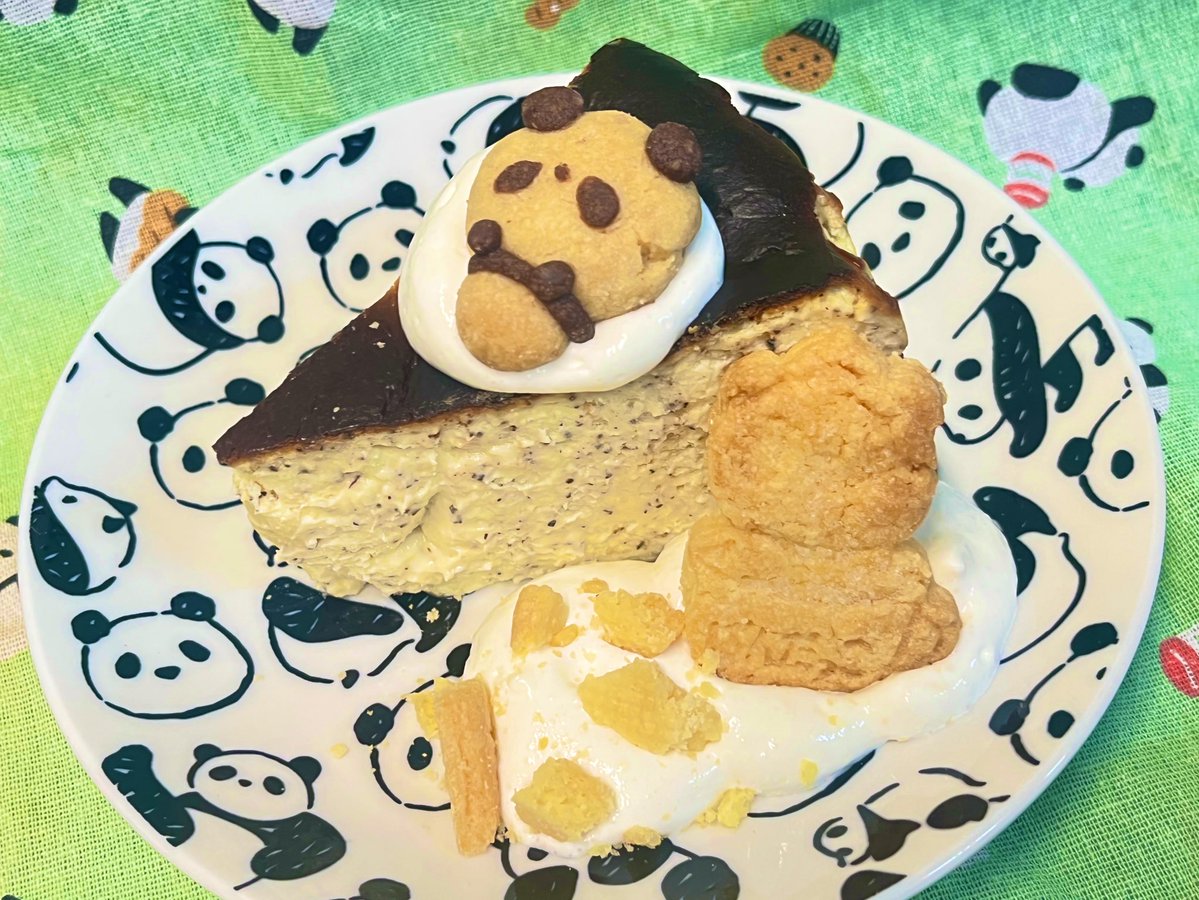 artcafepandacco's tweet image. りんごと紅茶のバスクチーズケーキ🍎

りんごのやさしい甘みと紅茶の香りを閉じ込めた、外は香ばしく中はとろり濃厚なバスクチーズケーキです☺️

チャイとの組み合わせもおすすめ！