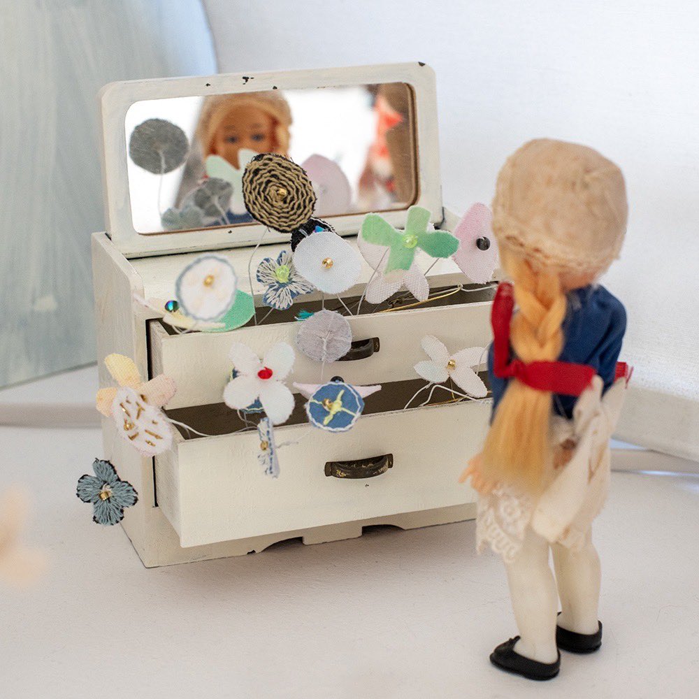 douxdimanche's tweet image. こんにちは🌞気持ちのいいお天気の広がる表参道。週末のおでかけにどうぞお立ち寄りください

ギャラリースペースでは縫い絵作家の大島亜佐子さん作品展「ぬいきものたち 旅する縫い絵アトリエ exhibition」を開催中🪡🧵

本日は13時ごろから、大島さんも在廊予定です