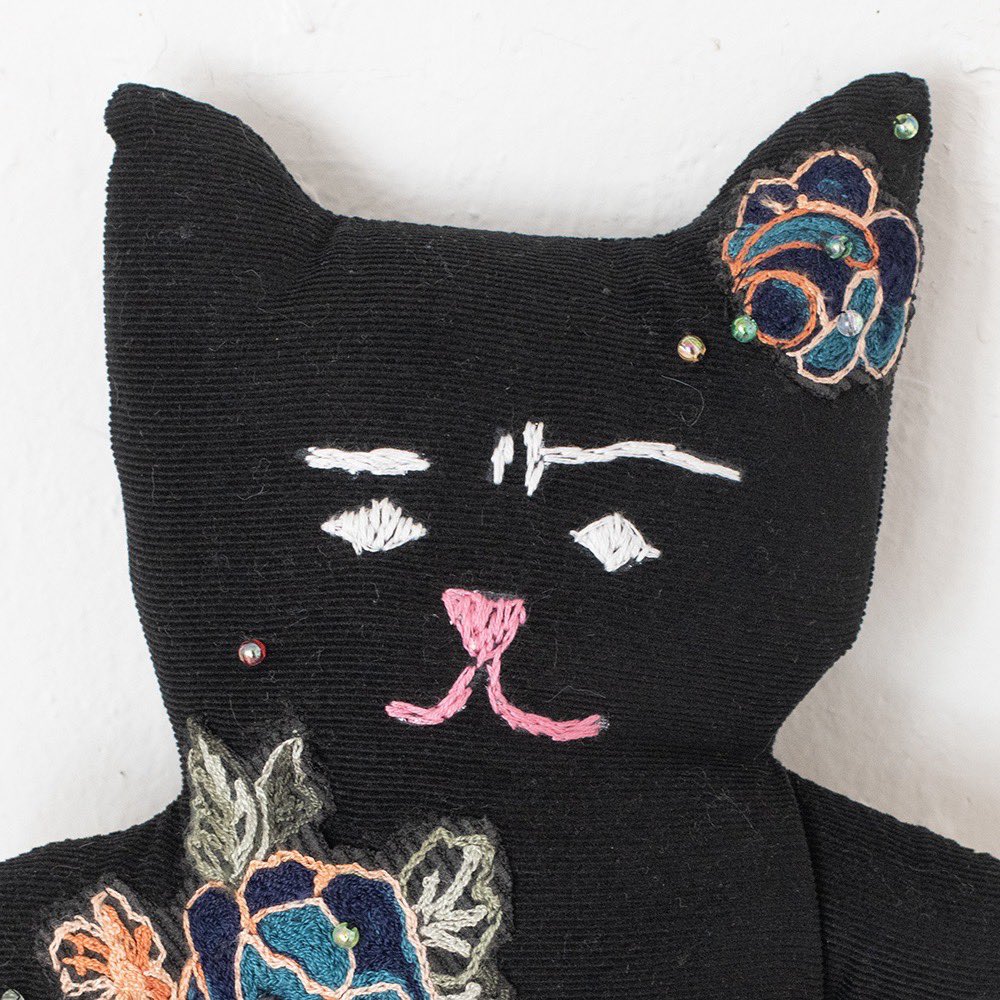 douxdimanche's tweet image. こんにちは🌞気持ちのいいお天気の広がる表参道。週末のおでかけにどうぞお立ち寄りください

ギャラリースペースでは縫い絵作家の大島亜佐子さん作品展「ぬいきものたち 旅する縫い絵アトリエ exhibition」を開催中🪡🧵

本日は13時ごろから、大島さんも在廊予定です