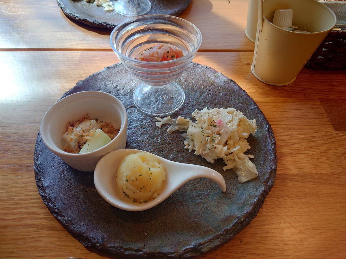 いろいろなサラダ
誕生日だから四人でレストラン予約して食べに来た〜 