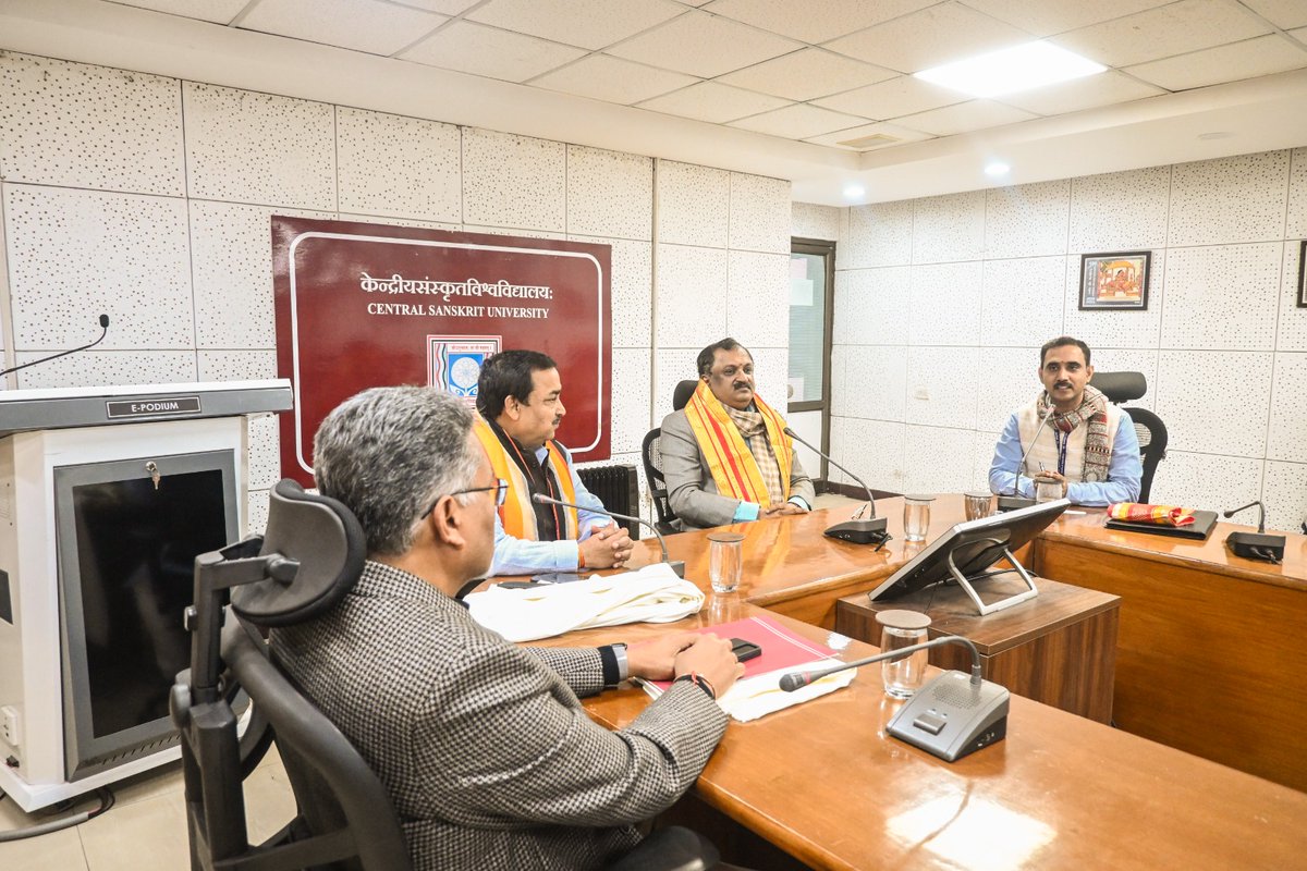 CentralSanskrit's tweet photo. संस्कृत एवं भारतीय ज्ञान परंपरा के नवोन्मेषी विस्तार की दिशा में ऐतिहासिक कदम
@CentralSanskrit और @JrrsuOfficial
 के बीच ऐतिहासिक MoU प��� हस्ताक्षर। 🤝
दोनो विश्वविद्यालय में 5 वर्ष के लिये हुआ समझौता,  @IKS_Media भारतीय ज्ञान प्रणाली  वैदिक विज्ञान, भाषाविज्ञान, संगणकीय संस्कृत एवं पाण्डुलिपिया छात्र–शिक्षक विनिमय, संयुक्त शोध, कार्यशालाएँ, संगोष्ठियाँ और अनुसंधान वैश्विक सहयोग के नए अवसर सृजित होंगे। #CSU के कुलपति @shrivarakhedi ने कहा पूज्य #श्रीनारायणदासजीमहाराज का स्वप्न था कि यह विश्वविद्यालय संस्कृत शिक्षा का एक श्रेष्ठ केंद्र बने। संस्कृ�� के संरक्षण, संवर्धन एवं छात्र कल्याण के लिए दोनों विश्वविद्यालय मिलकर हरसंभव प्रयास करेंगे। उन्होंने इसे संस्कृत के उज्ज्वल भविष्य की आधारशिला बताया, @jrrsu के कुलपति @profmmjha ने कहा की इस समझौते से #JRRSU में शैक्षणिक, अनुसंधान एवं नवाचार के अनेक नए द्वार खुलेंगे। उन्होंने #JRRSU में #आयुर्वेदगुरुकुलम् की स्थापना हेतु निवेदन किया
@EduMinOfIndia
@BagadeHaribhau
@RajGovOfficial
@LokBhavanJaipur
@madandilawar
@ragamuki
#CSU #JRRSU #MoU #Sanskrit #IKS #IndianKnowledgeSystem #ComputationalSanskrit #AcademicCollaboration